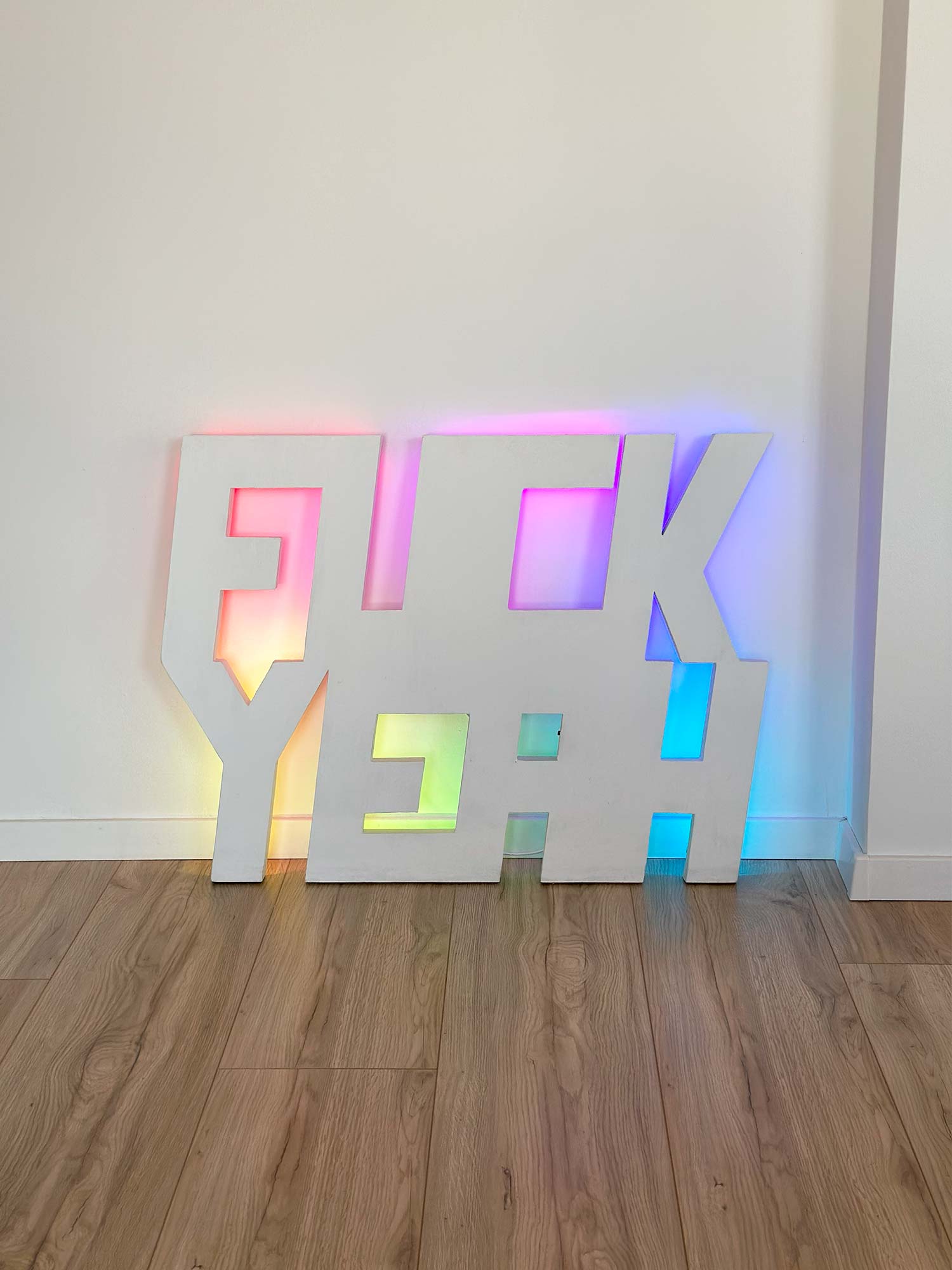 “F*CK YEAH” LED-HOLZLAMPE