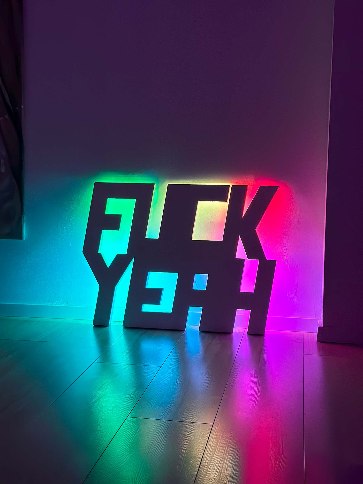 “F*CK YEAH” LED-HOLZLAMPE